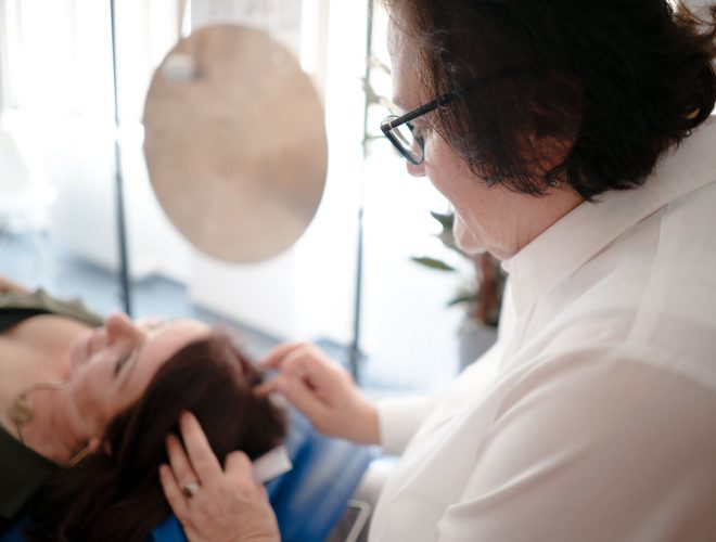 Dr. Rosmarie Seider behandelt eine Frau mit Akupunkturnadeln